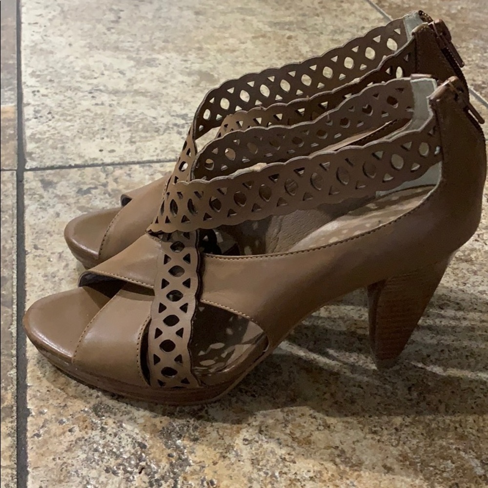 NWT Zeket brown strappy peep toe heels